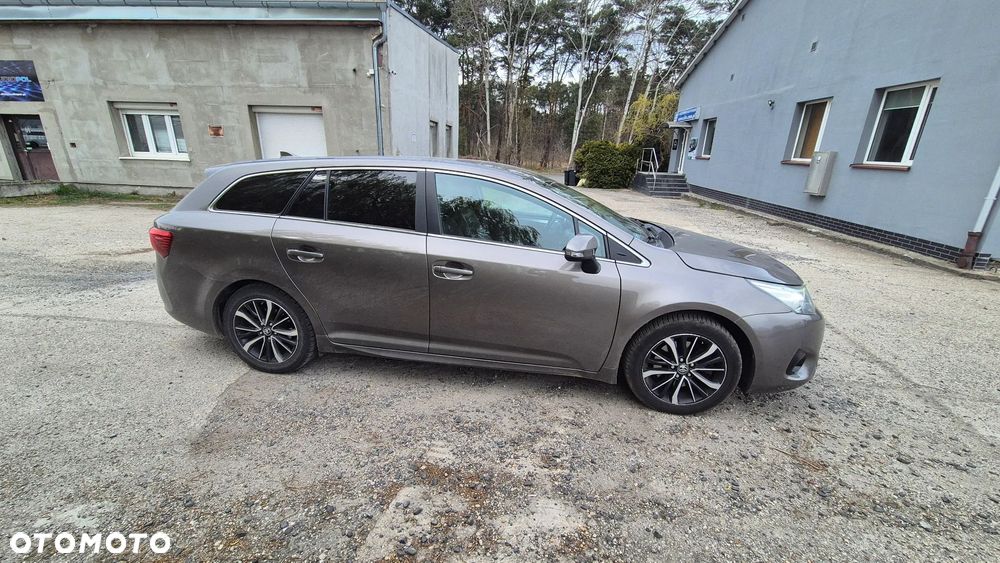 Toyota Avensis 2.0 D-4D Premium - 3