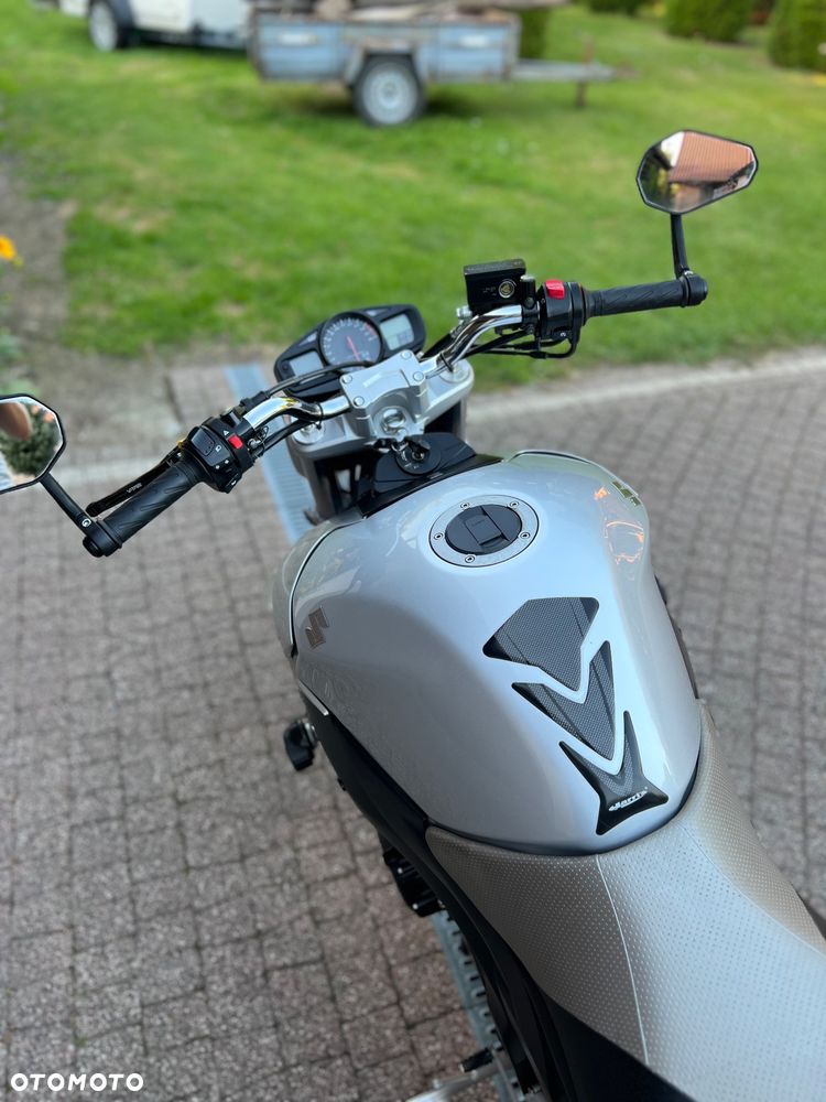 Suzuki GSR - 14