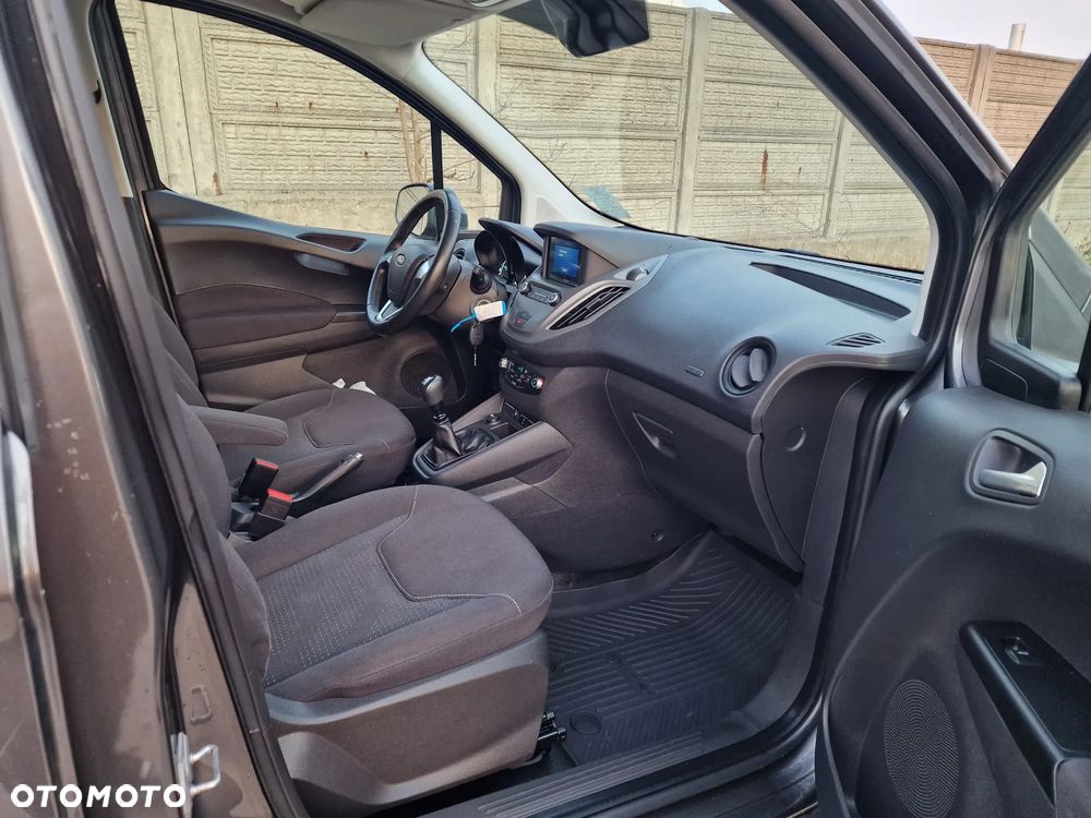Ford Transit Courier - 13