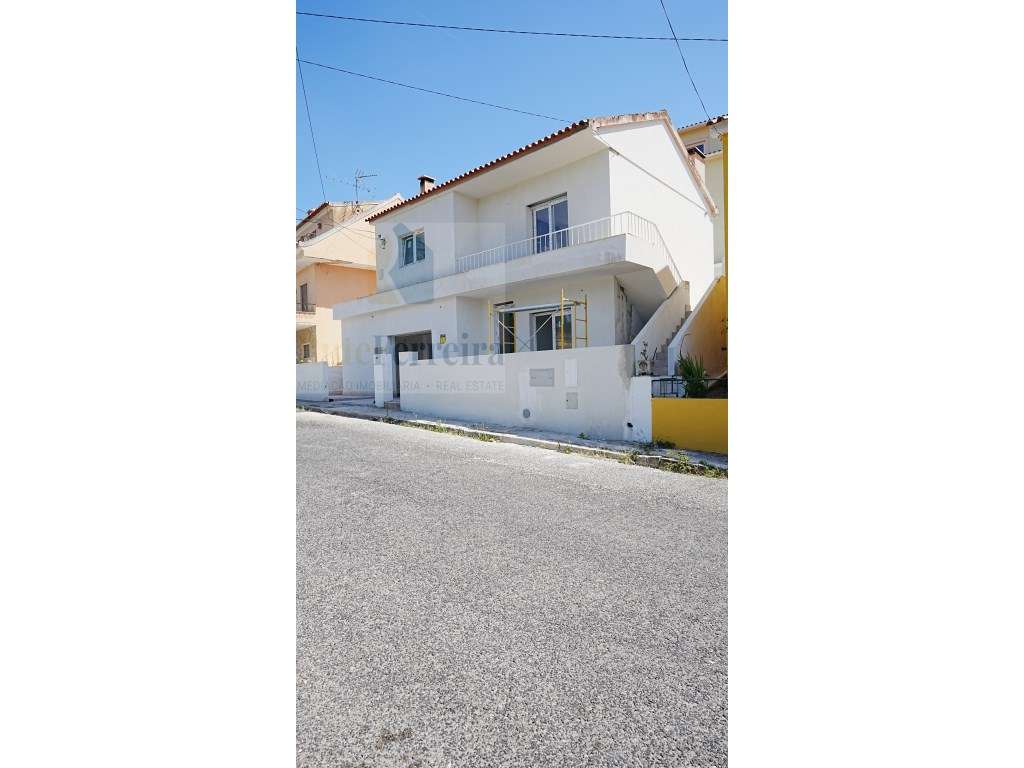 Excelente Moradia T3 totalmente remodelada em Torres Vedras! - Grande imagem: 2/26