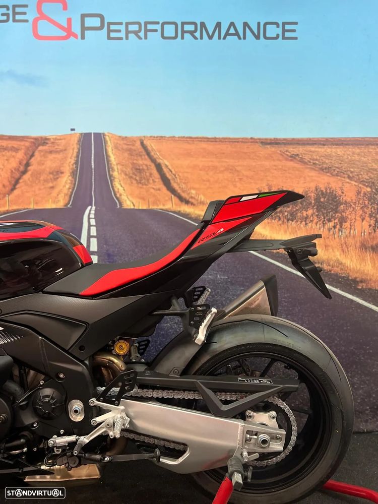 Aprilia RSV 4 FACTORY 2025 - 13