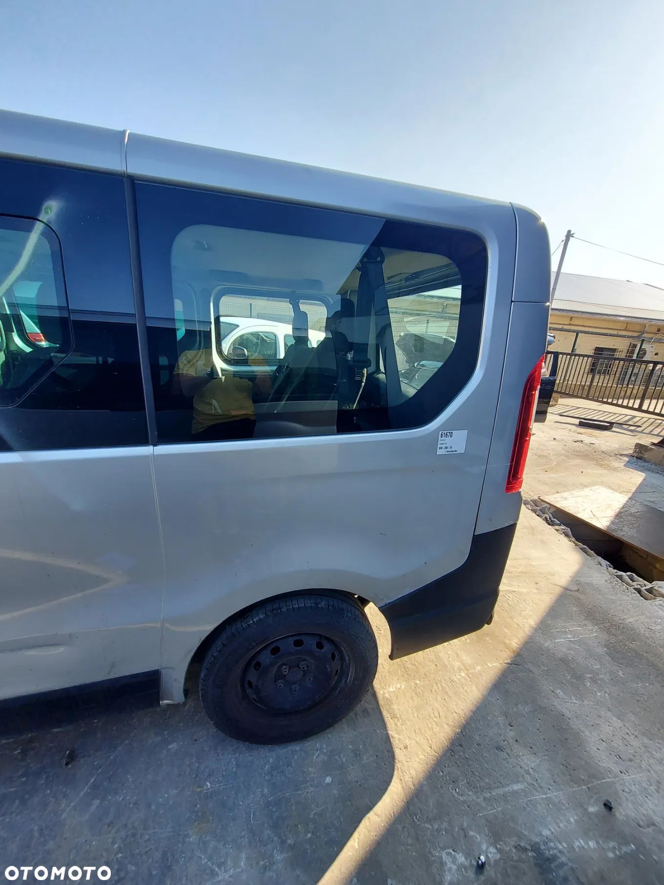 Trafic III Vivaro B Błotnik Tylny Lewy Ćwiartka Szyba - 1