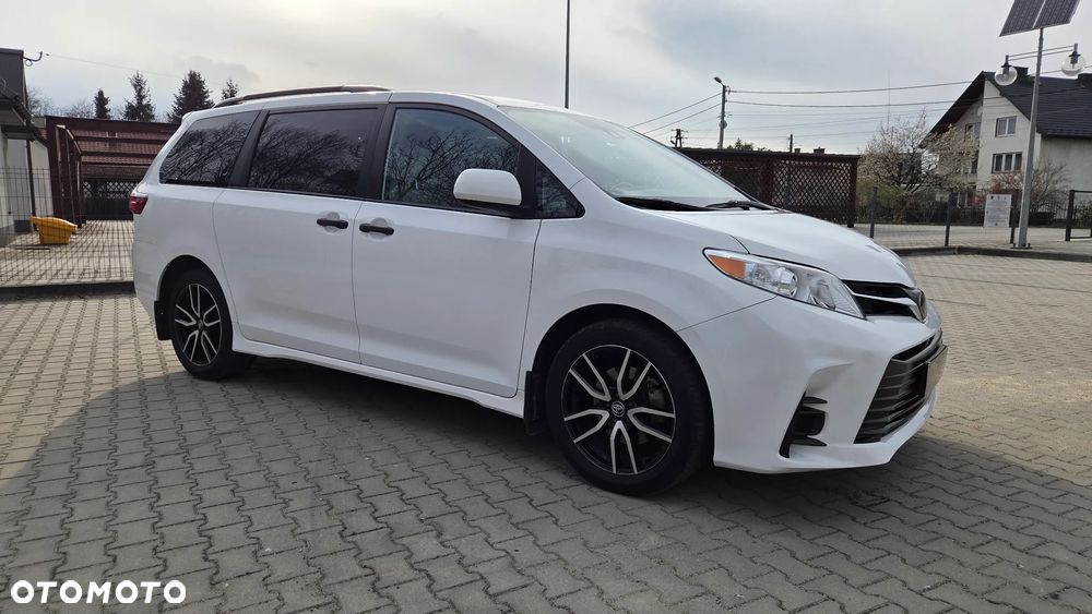 Toyota Sienna - 1