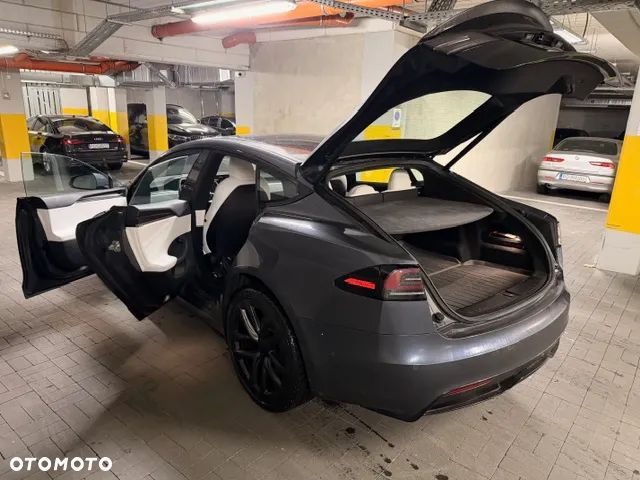 Tesla Model S - 10
