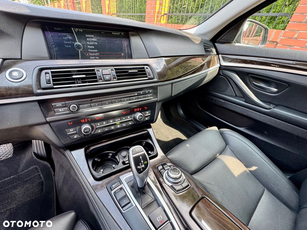 BMW Seria 5 550i Sport-Aut - 29