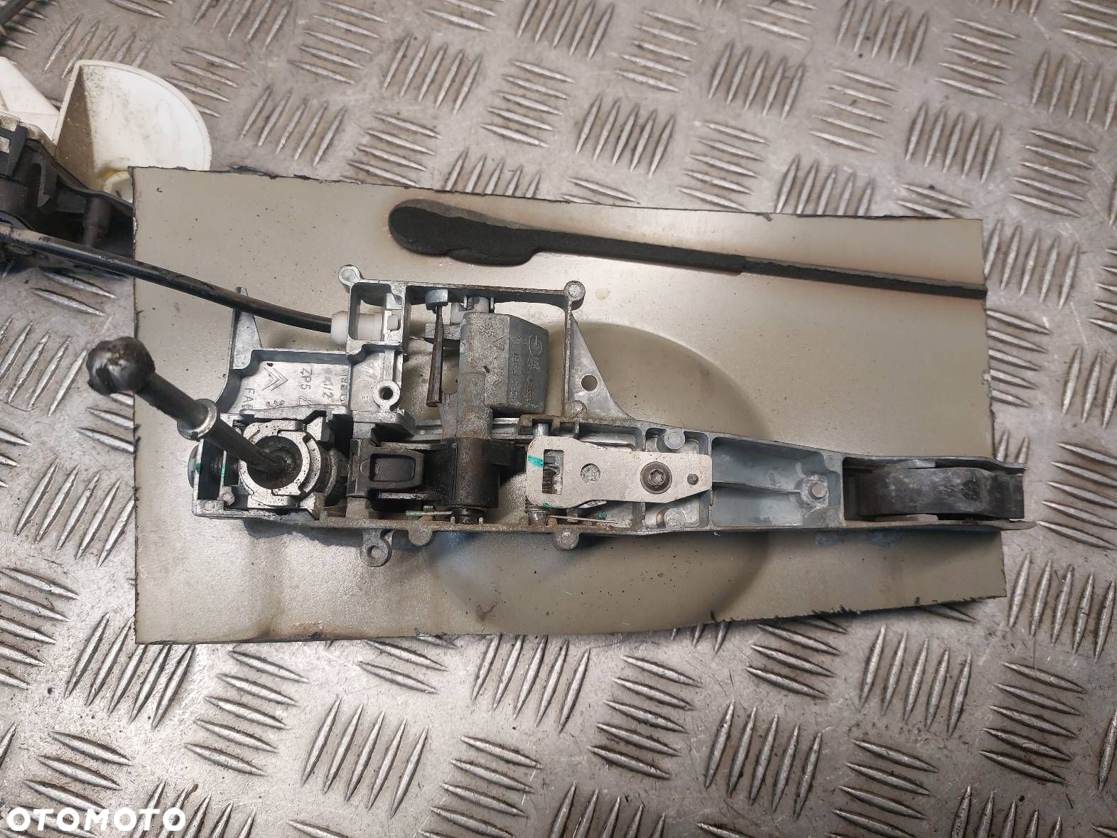 ZAMEK DRZWI LEWY PRZÓD KLAMKI CITROEN BERLINGO II 828406 1198G4 303965 - 9