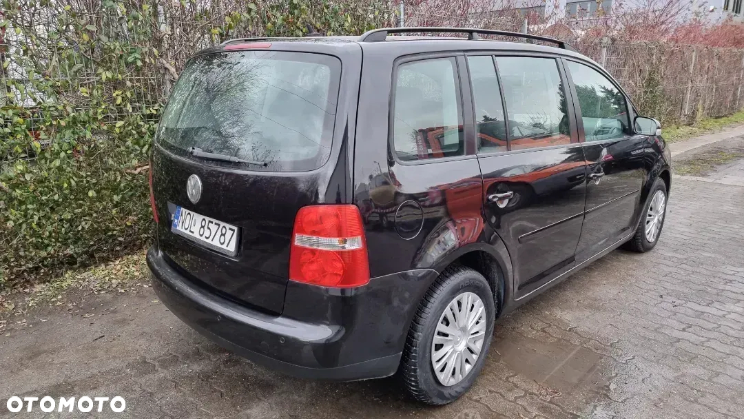 Volkswagen Touran 2.0 FSI Highline Tiptr - 24