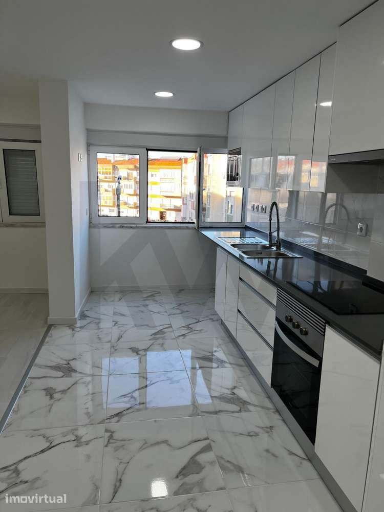 NOVA OPORTUNIDADE NA TORRE DA MARINHA- SEIXAL  T2 Totalmente remodela - Grande imagem: 3/34