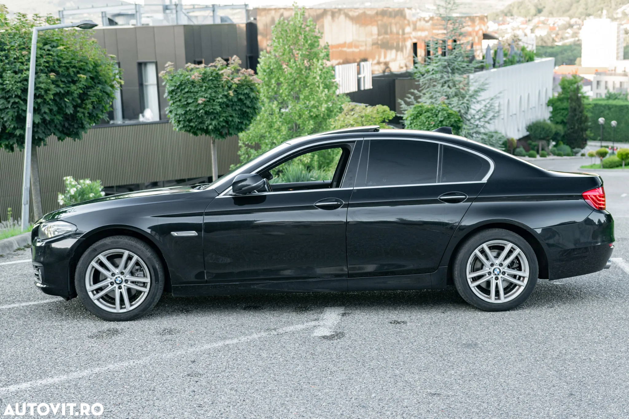 BMW Seria 5 520d xDrive - 29
