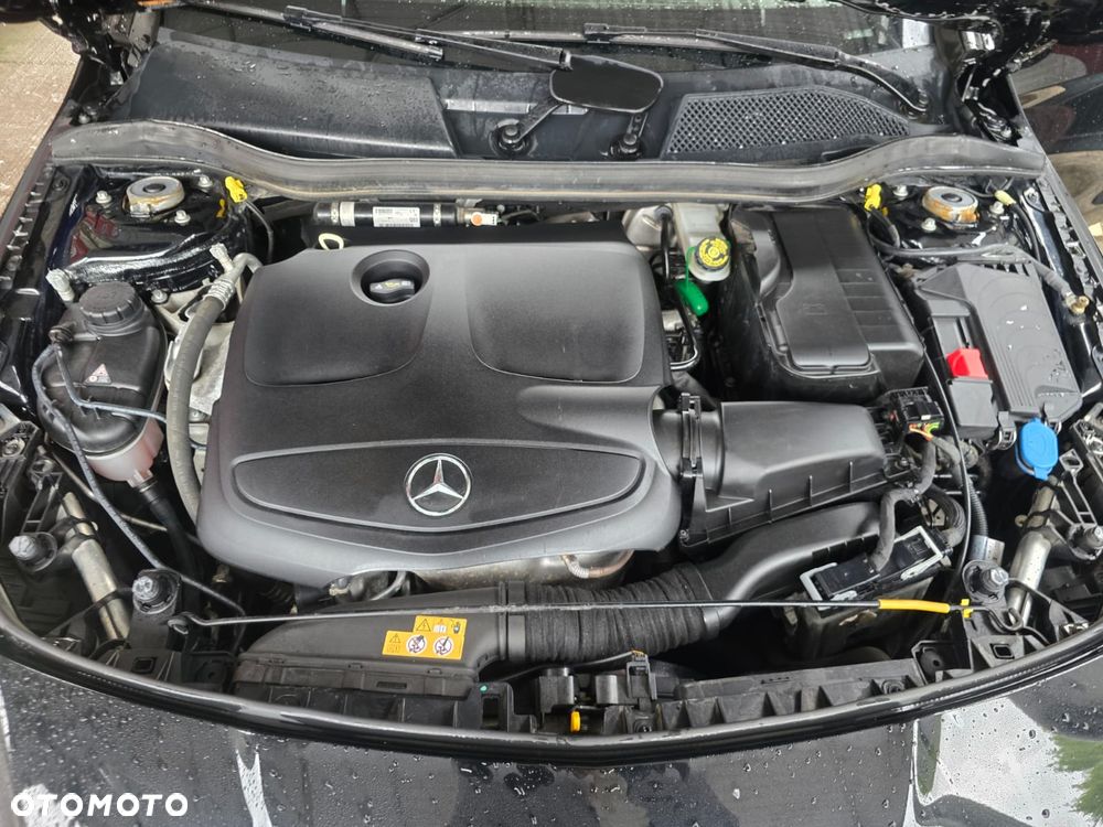 Mercedes-Benz CLA 180 7G-DCT - 17
