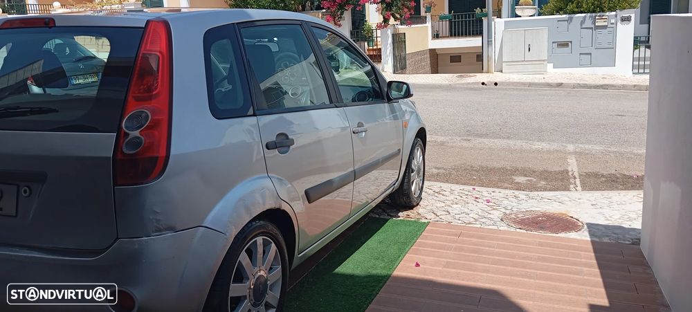 Ford Fiesta 1.25 Ghia - 9