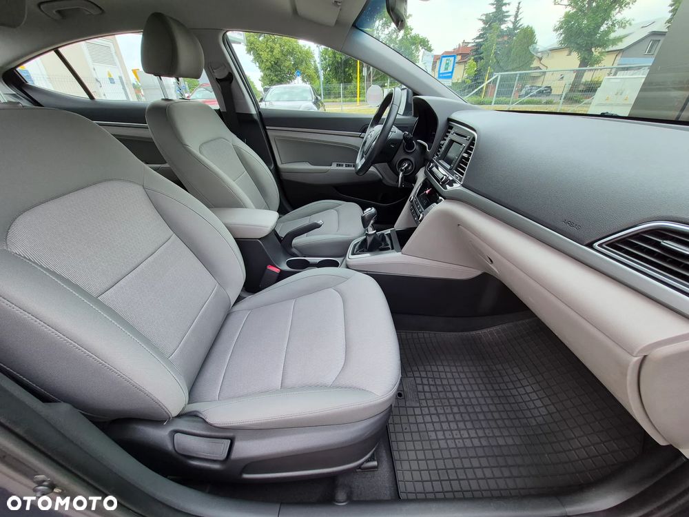 Hyundai Elantra 1.6 Comfort - 17