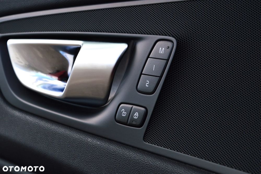Volvo XC 60 T8 Plug-In Hybrid AWD Plus Dark - 21