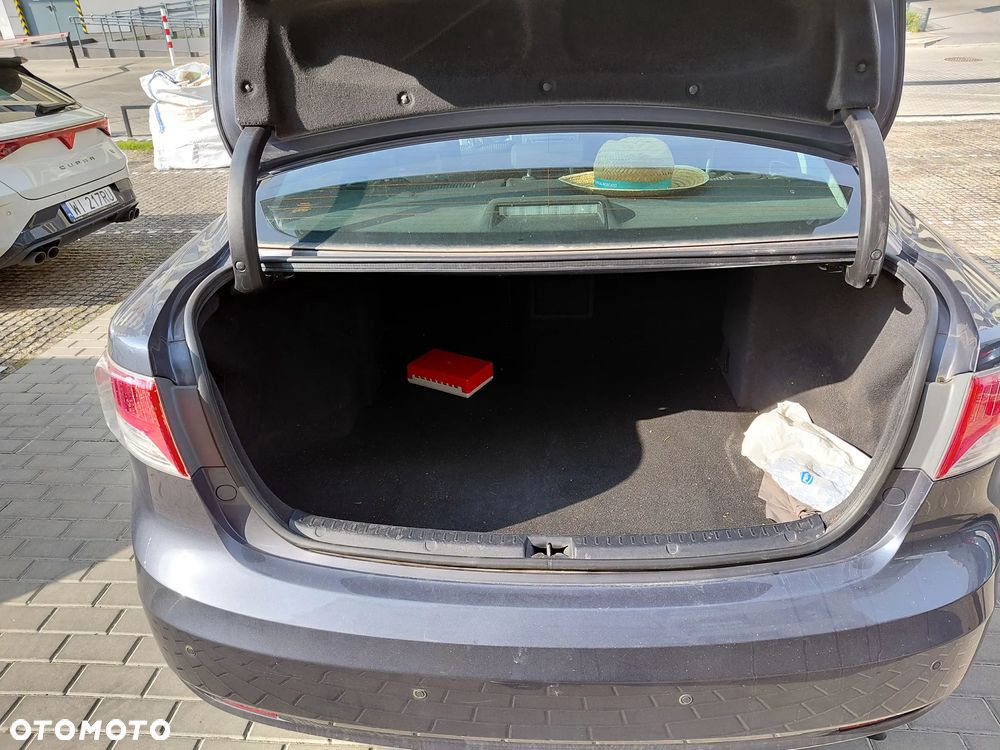 Toyota Avensis 1.8 Sol - 16