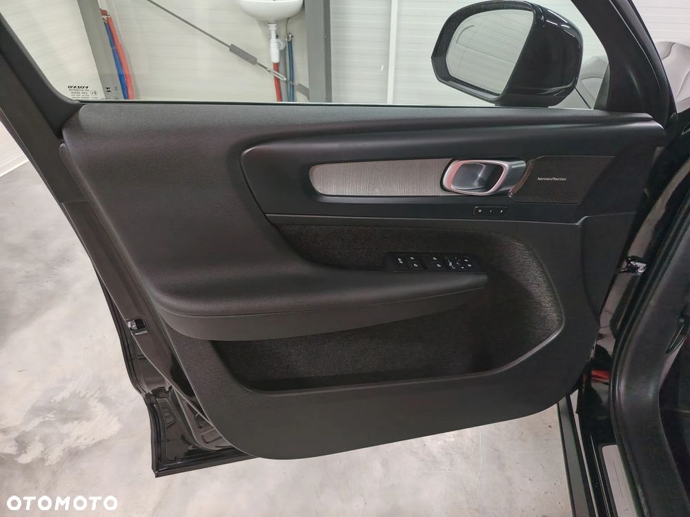 Volvo XC 40 B3 Plus Dark - 20