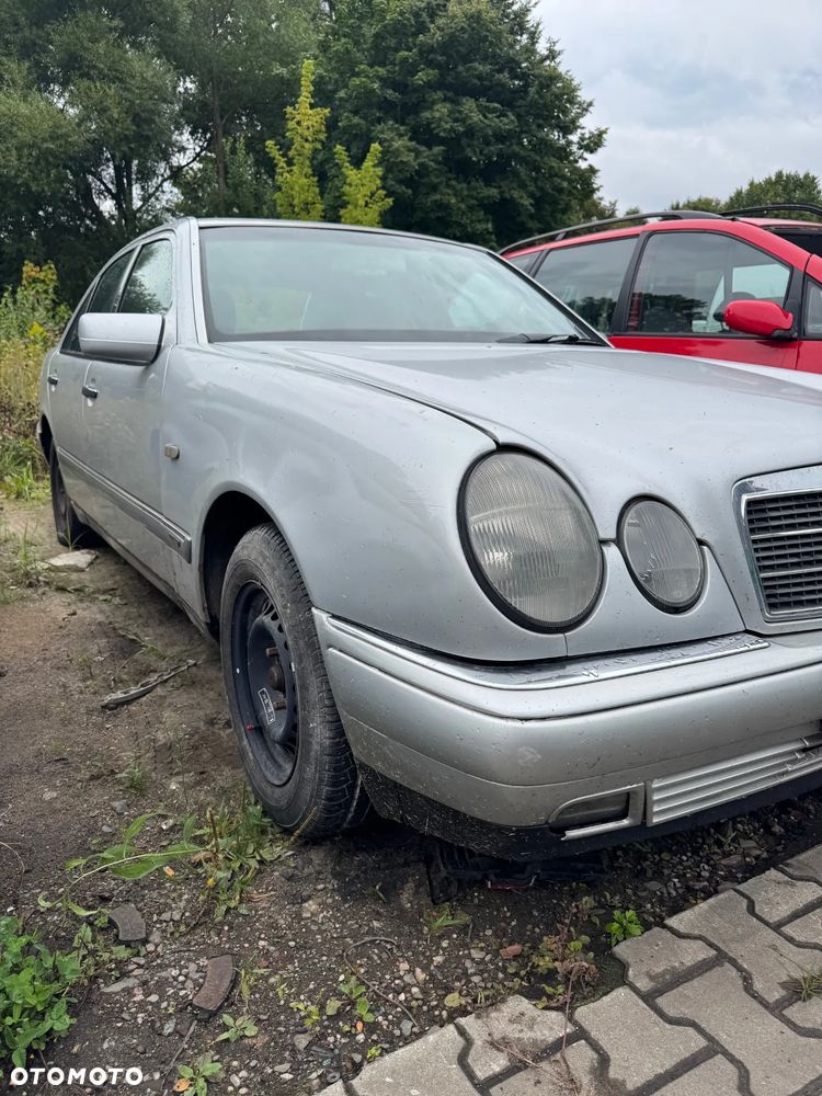 Mercedes-Benz E 210 na części - 3
