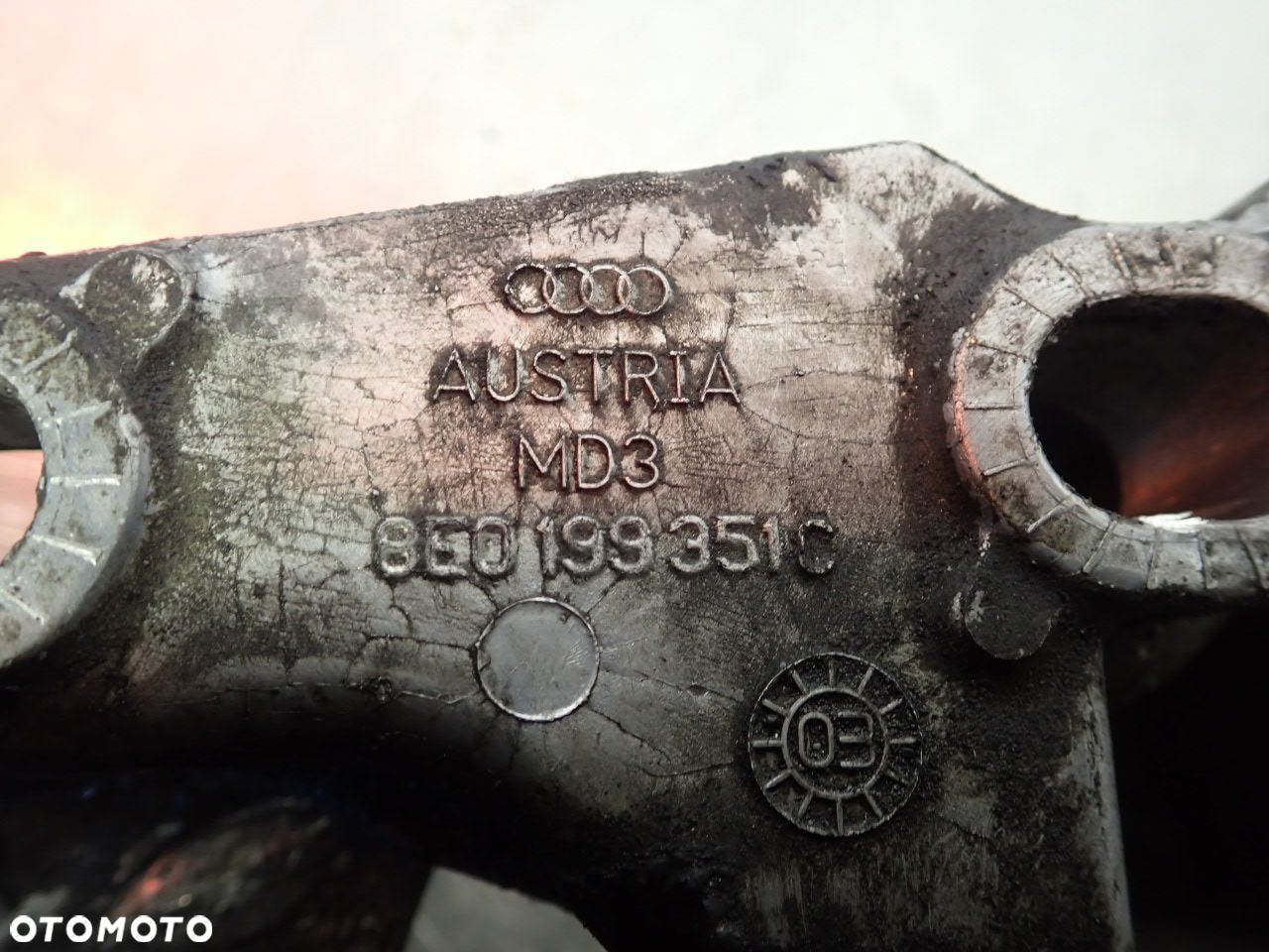 ŁAPA SILNIKA AUDI A4 B6 8E0199351C - 5
