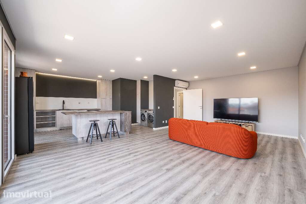 Apartamento T2 com lugar de garagem em zona da Quinta da Portela - Grande imagem: 2/8