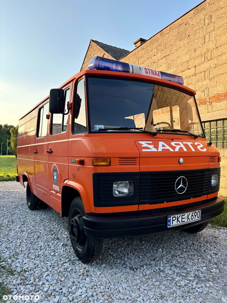 Mercedes-Benz 407D - 3