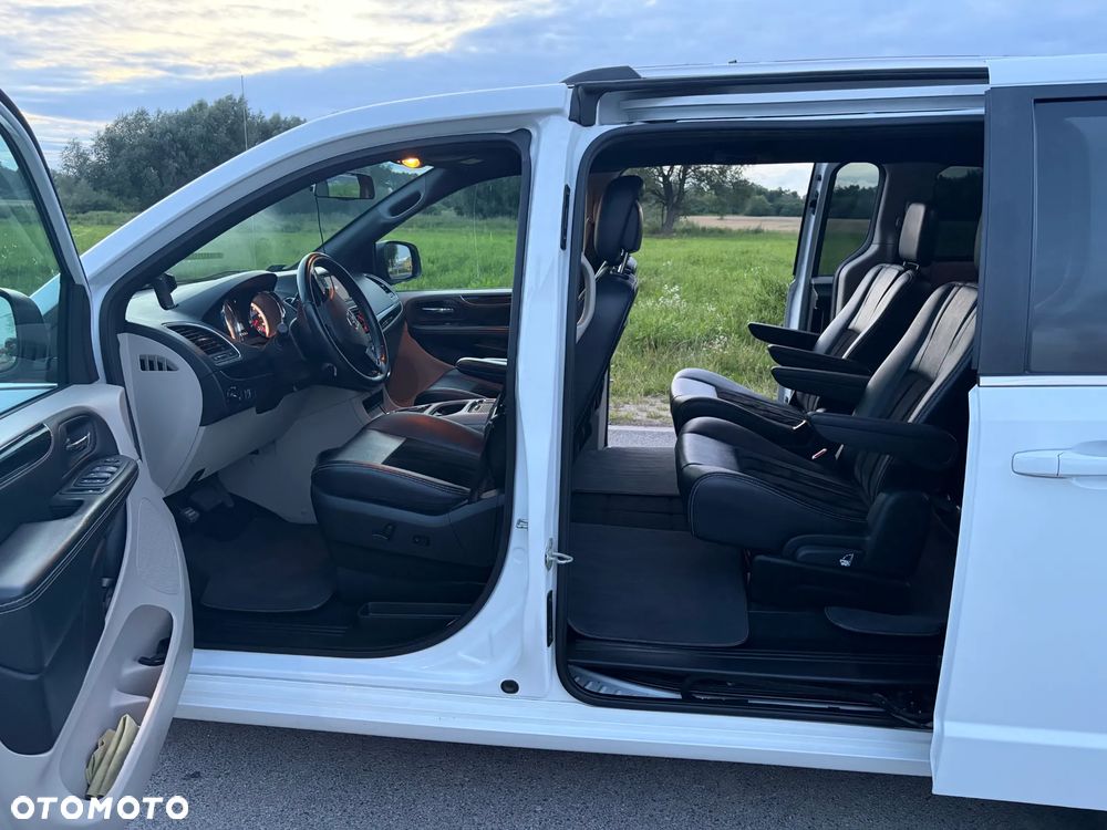 Dodge Grand Caravan - 10
