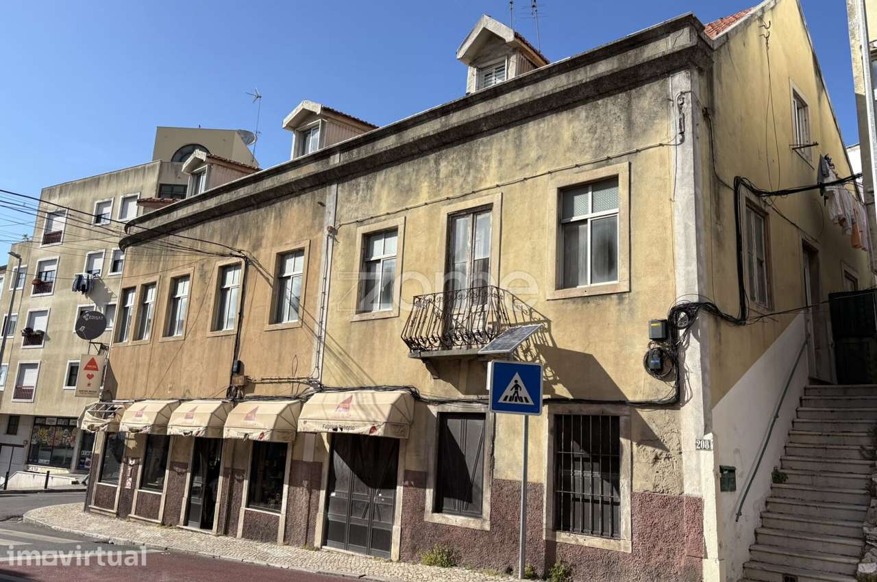 Prédio para recuperação total em Queluz - Grande imagem: 3/7