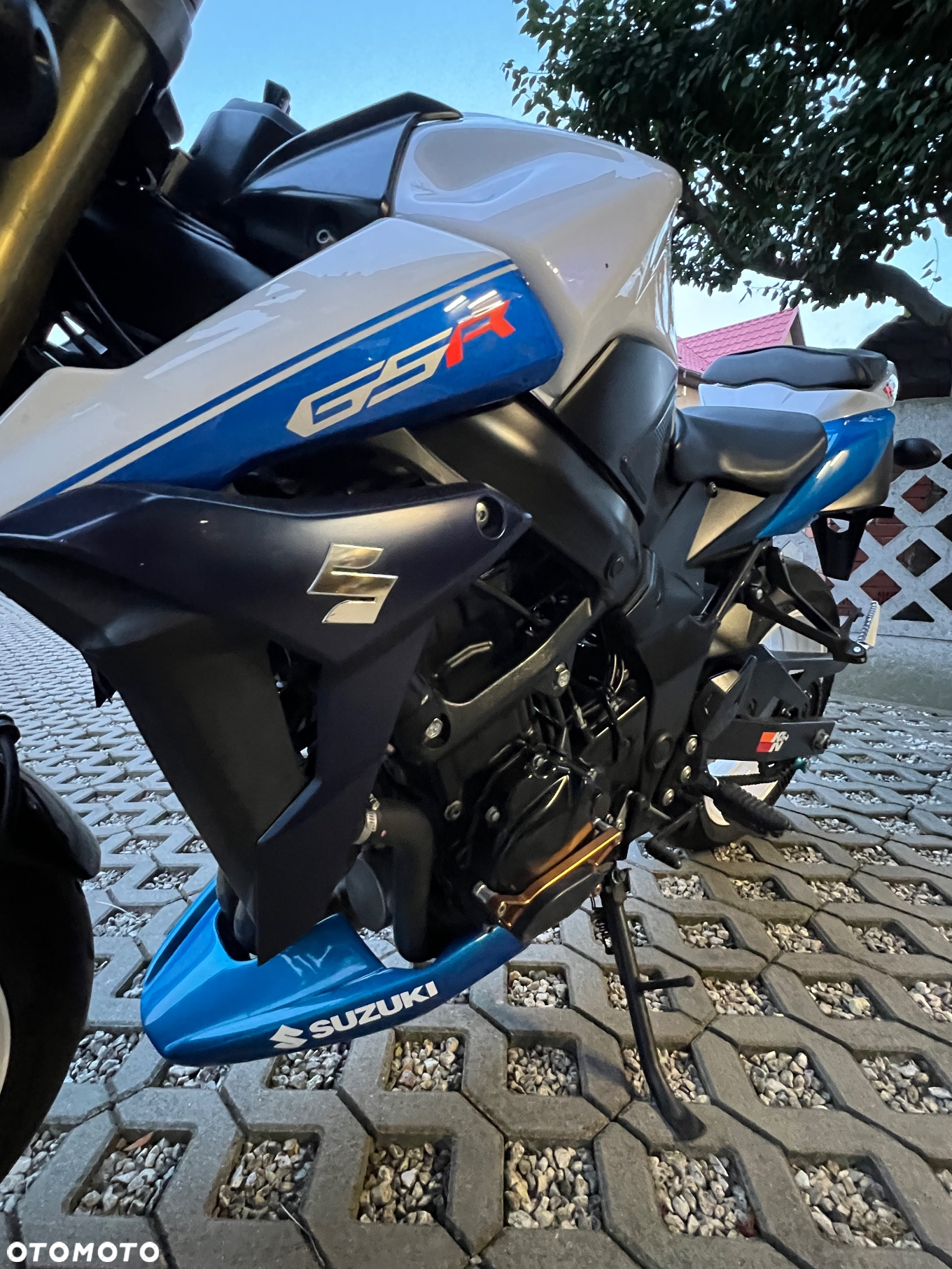 Suzuki GSR - 2