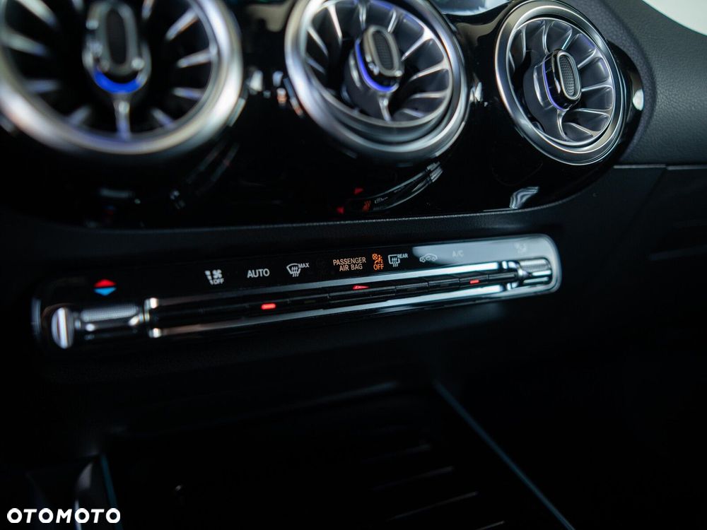 Mercedes-Benz GLA - 24