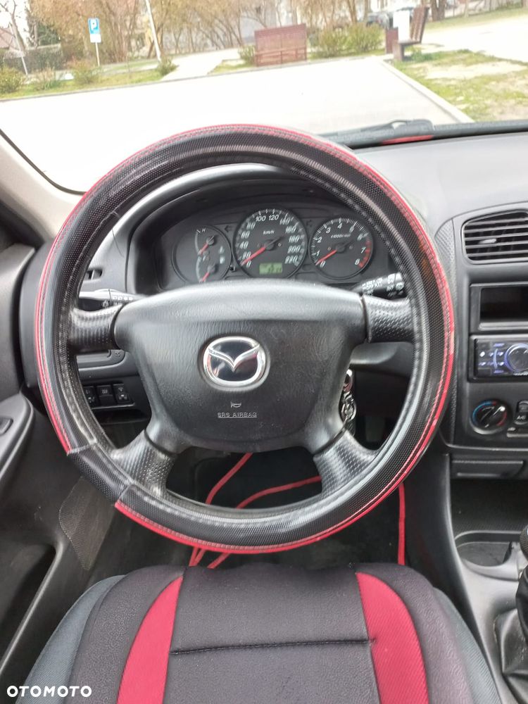 Mazda 323F - 13
