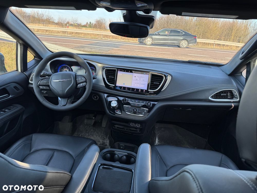 Chrysler Pacifica - 26