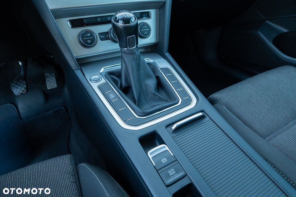Volkswagen Passat 1.6 TDI BMT Comfortline - 11