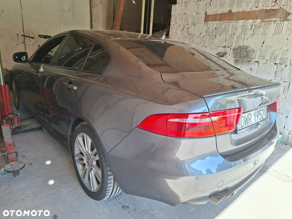 Jaguar XE 2.0 D AWD R-Sport - 4