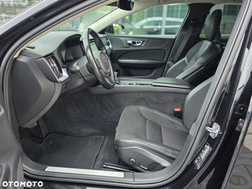 Volvo V60 D3 AWD Momentum Pro - 28