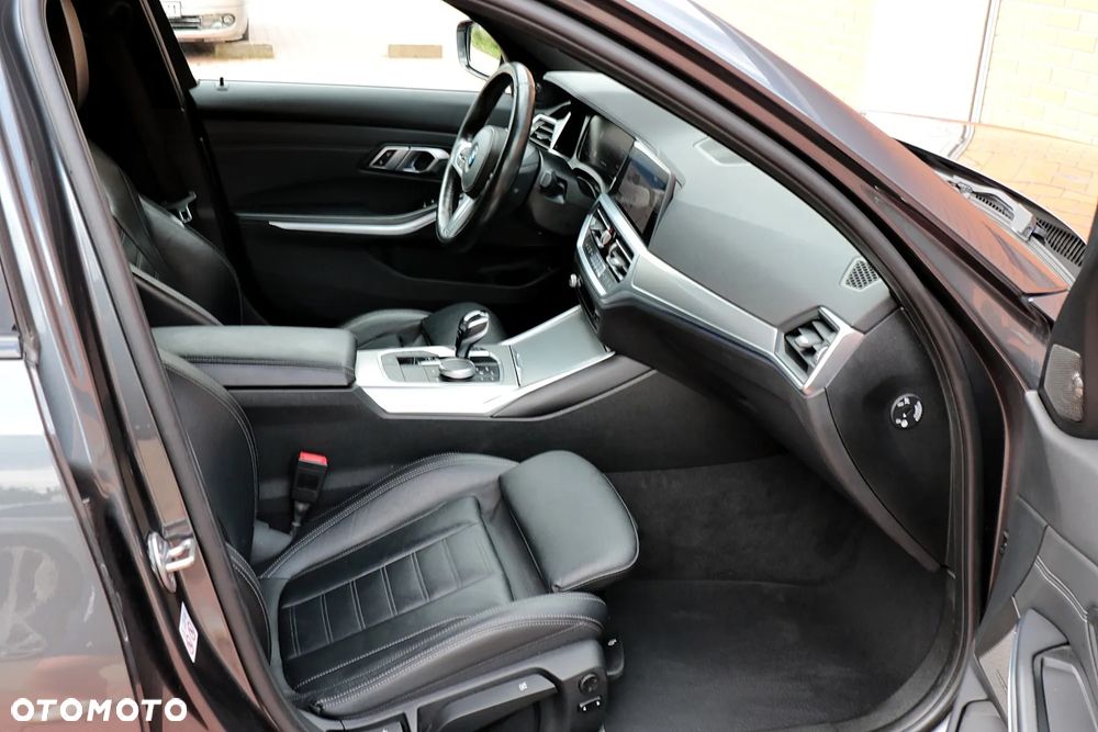 BMW Seria 3 320d Edition M Sport Shadow - 26
