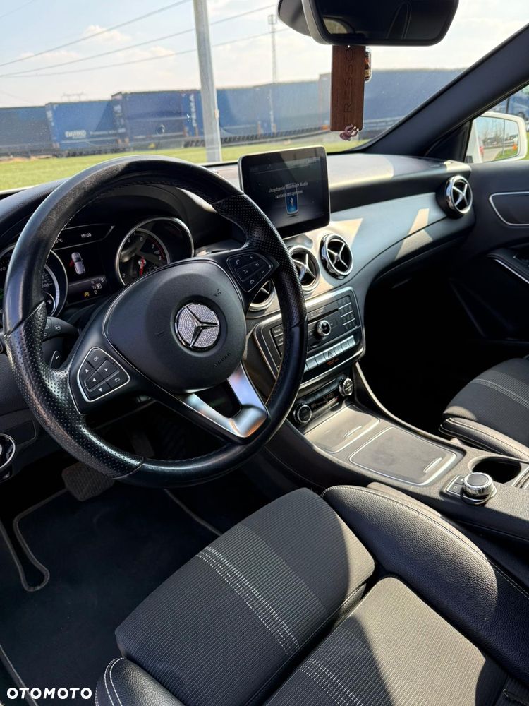 Mercedes-Benz GLA 200 7G-DCT - 11
