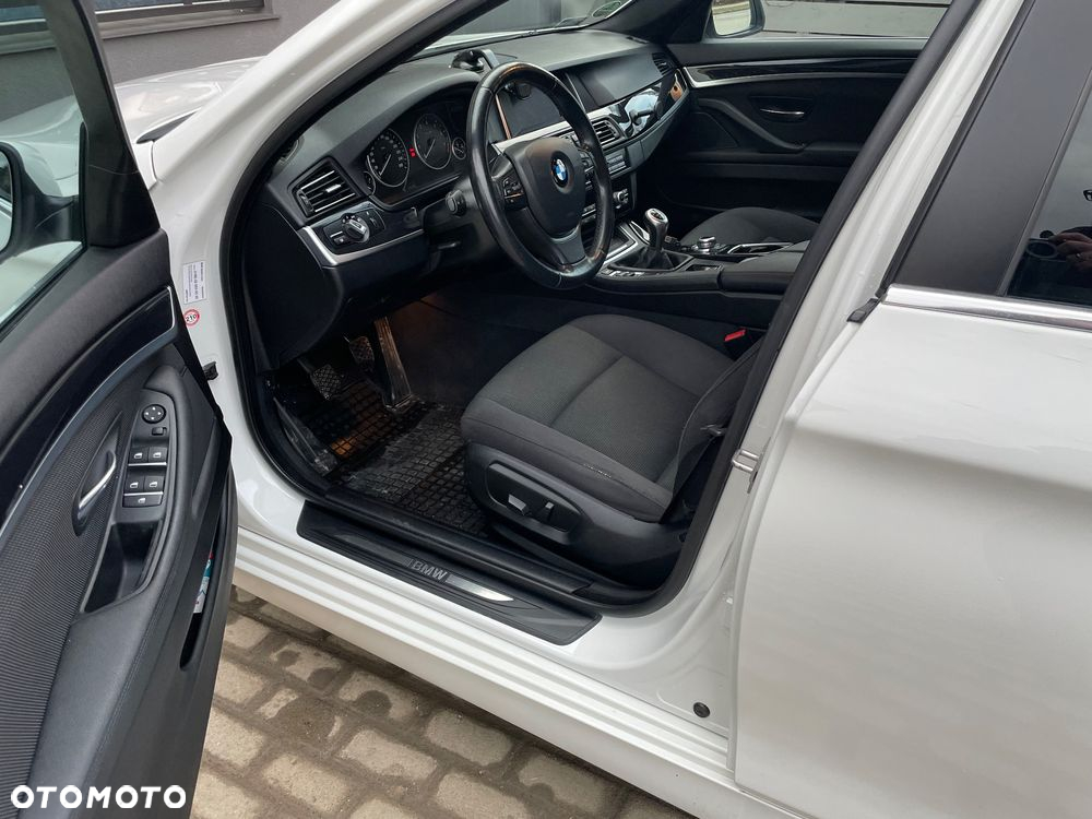 BMW Seria 5 528i - 10
