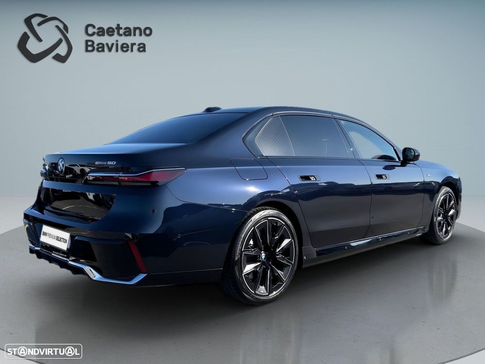 BMW i7 eDrive50 Pack Desportivo M - 4