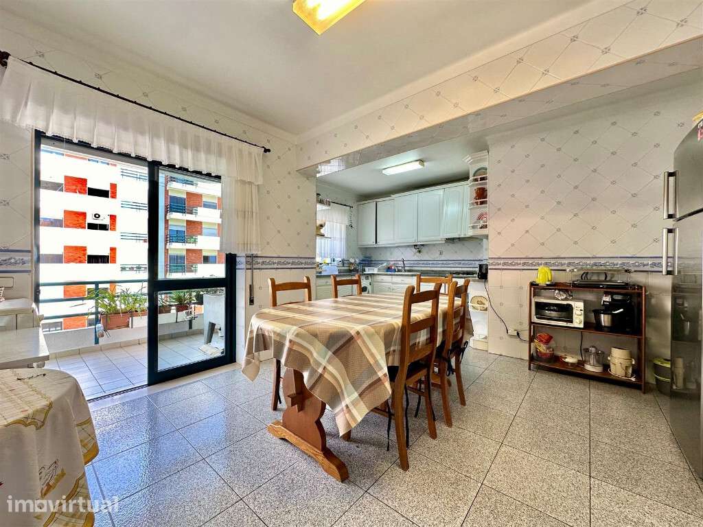 Apartamento T5 com garagem para dois carros em zona de Celas - Grande imagem: 3/23