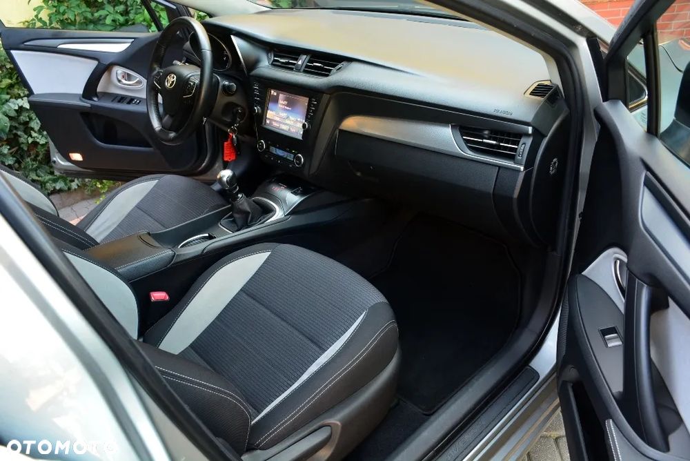 Toyota Avensis 1.8 Premium - 22