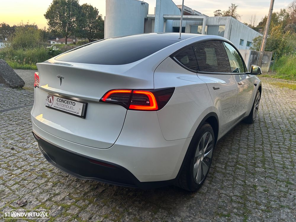 Tesla Model Y - 8