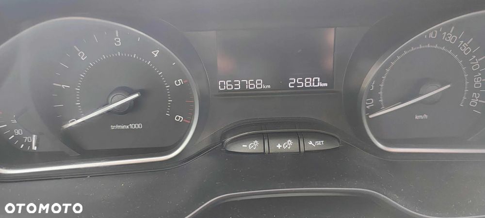 Peugeot 2008 1.6 BlueHDi Style - 11