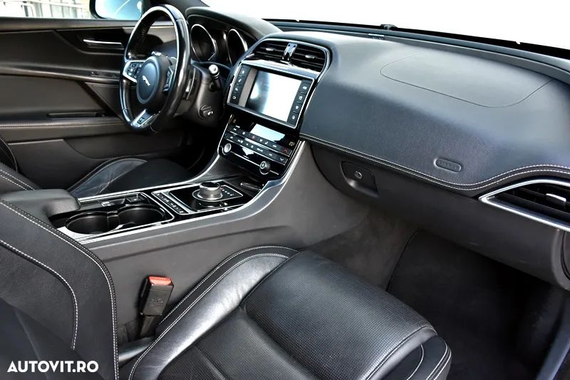 Jaguar XE 2.0 R-Sport - 17