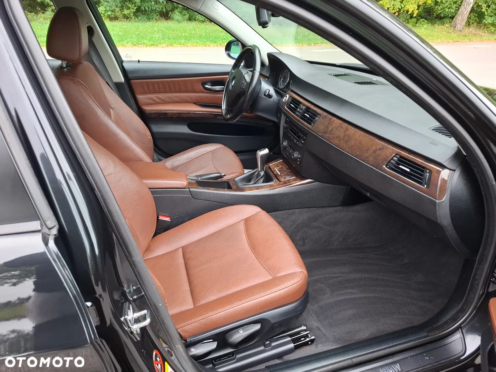 BMW Seria 3 318i Touring - 14