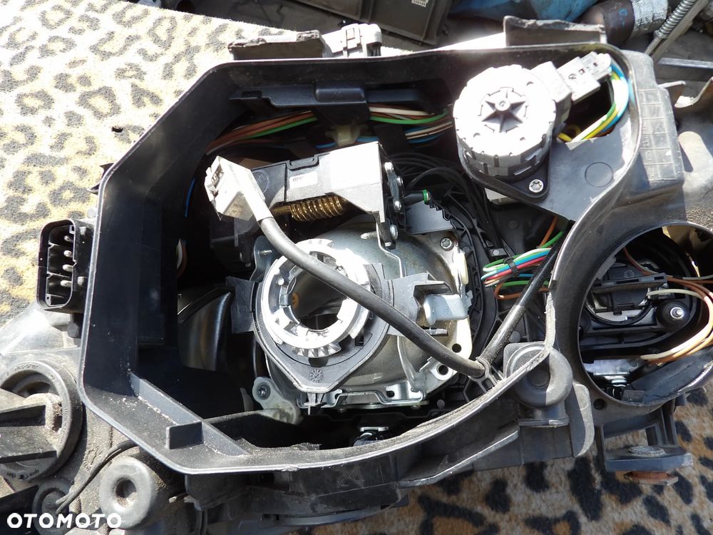 BMW - E60 - PRZED LIFT - PRAWA LAMPA PRZEDNIA - XENON DYNAMIC - PĘKNIĘTE SZKŁO - UK - 4