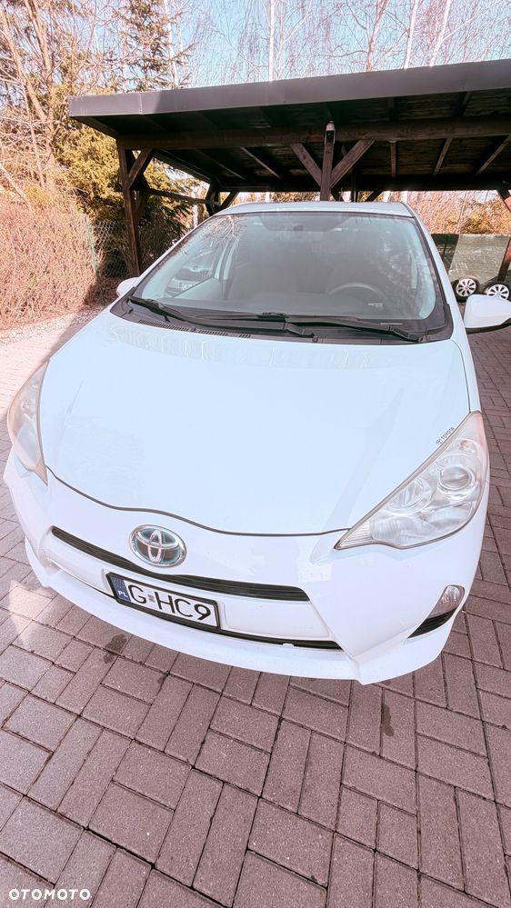 Toyota Prius (Hybrid) - 4