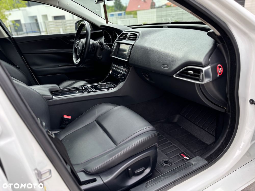 Jaguar XE 2.0 T Prestige - 23