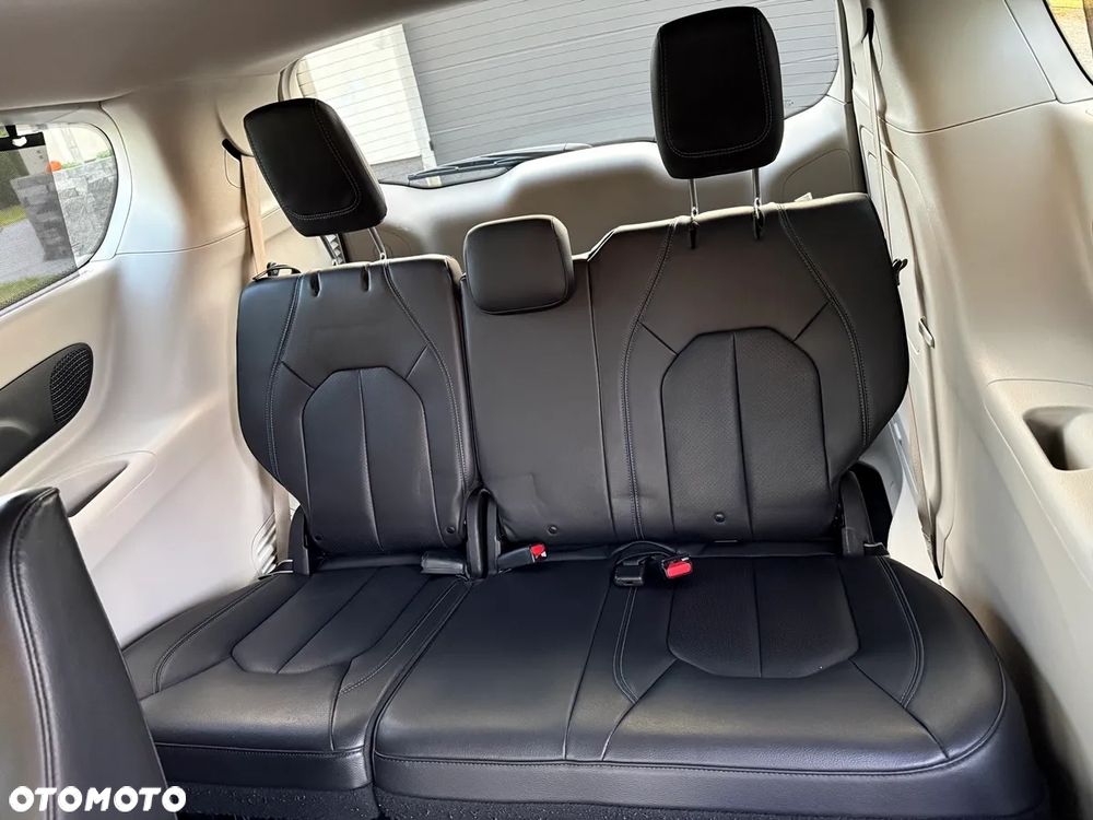 Chrysler Pacifica - 36