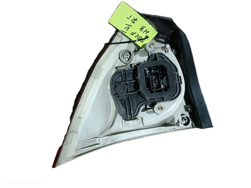 VOLKSWAGEN GOLF V 03-09 r. LAMPA PRAWY TYŁ PRAWA TYLNA W BŁOTNIK EU + - 2