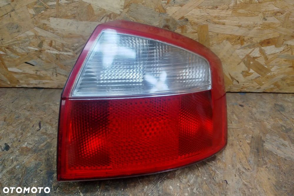 lampa tył tylna prawa kompletne do Audi A4 B6 00- SEDAN