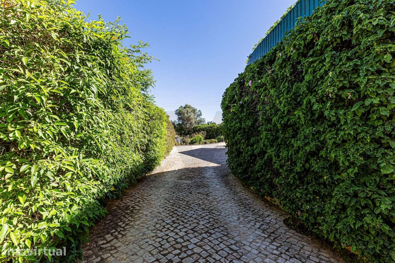 Moradia T5 isolada com Piscina, Garagem e Amplos Salões no Algarve - Grande imagem: 2/54