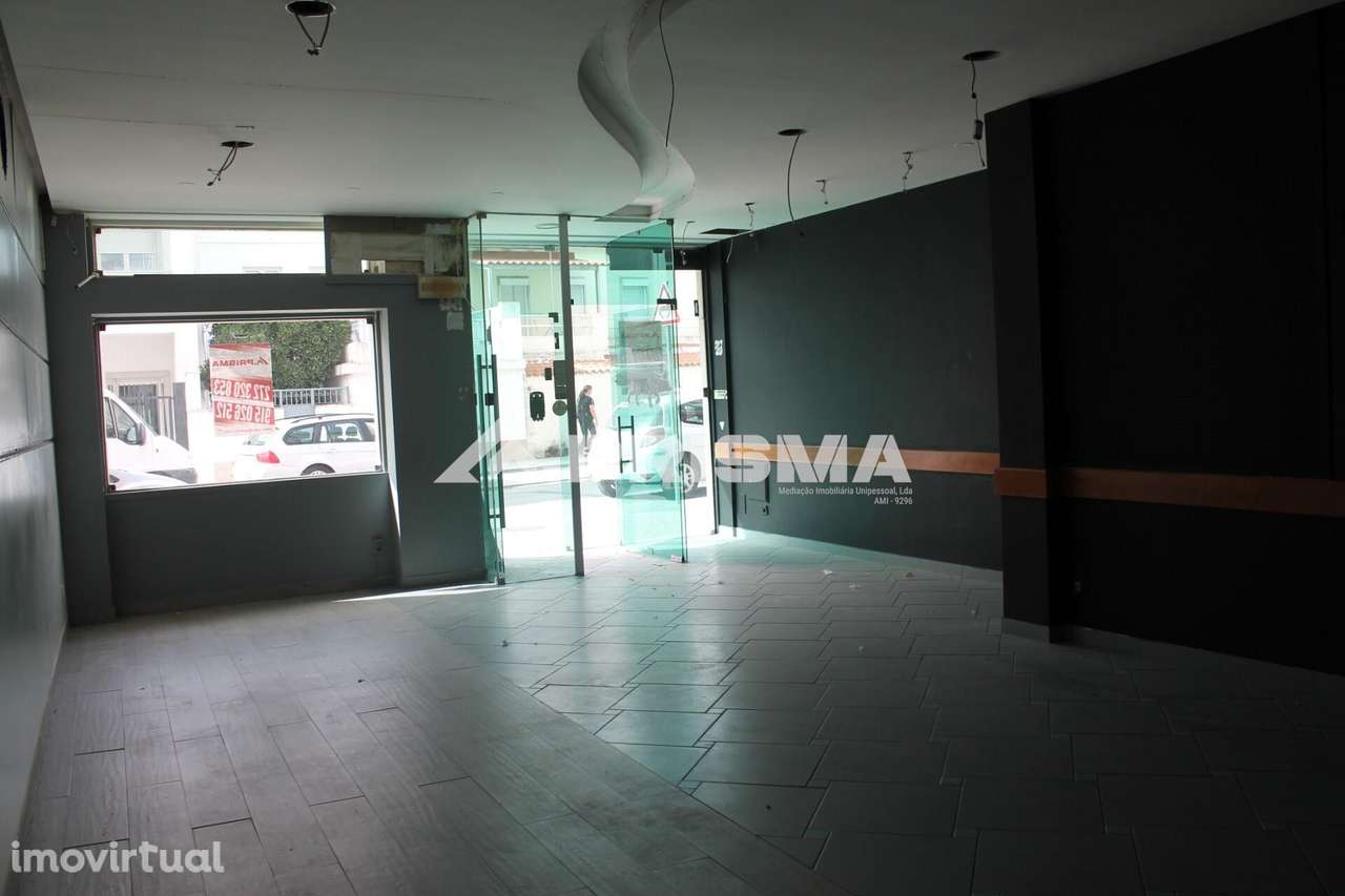 Loja para venda com excelente visibilidade no centro de Alcains - Grande imagem: 2/14